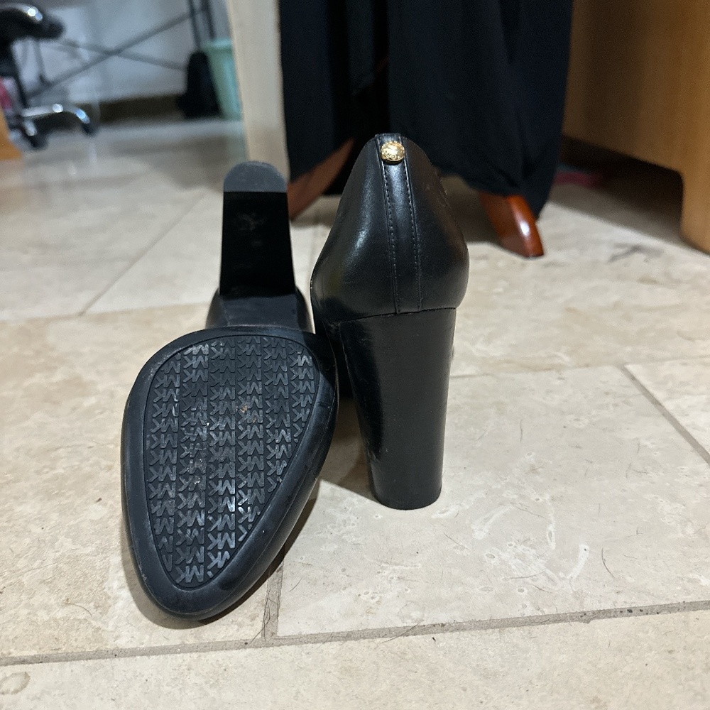 Black Pumps - image 3